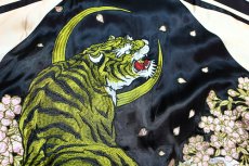 画像4: 【華鳥風月】"虎×桜波しぶき 刺繍” スーベニアジャケット 和柄 スカジャン【393882】 (4)